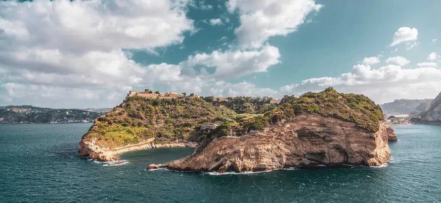 Isla Nisida con la costa de Nápoles de fondo