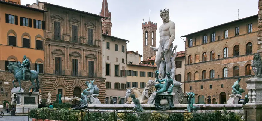 Seguimos la visita por el arte florentino por la Plaza della Signoria con la Fuente de Neptuno y La Estatua de Perseo.