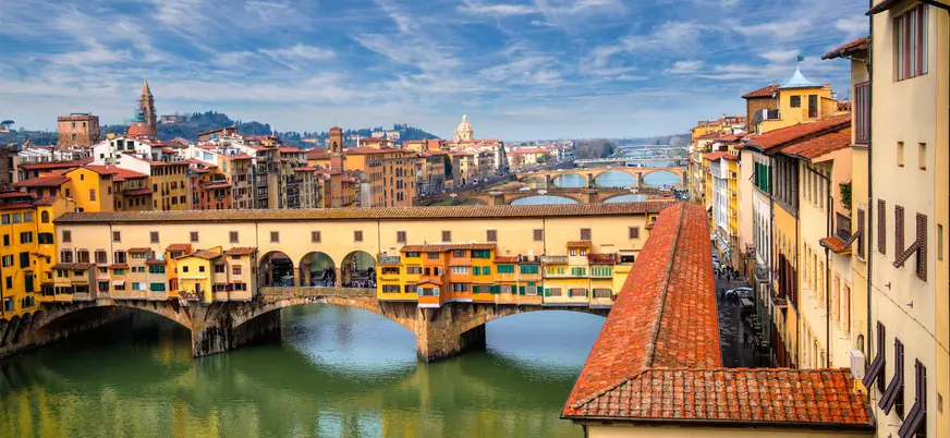 El río Arno en el Ponte Vecchio, el más destacado de la ciudad.