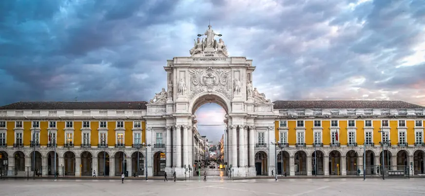 Arco de la Rua Augusta en la Plaza del Comercio al amanecer.
