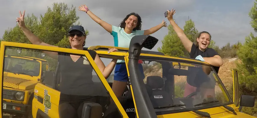 Turistas disfrutando del recorrido en 4x4 descapotable por el Parque Natural de la Calderona.
