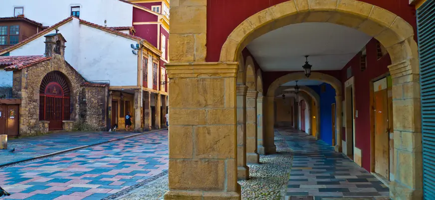 Arcos de la calle Galiana en el casco histórico de Avilés
