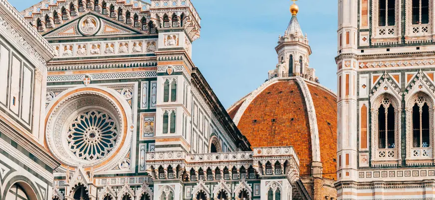 Detalle de la fachada y cúpula del Duomo de Florencia.
