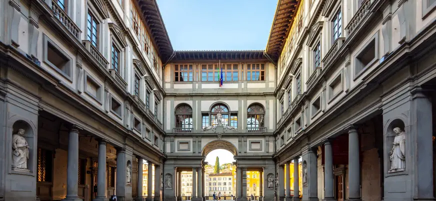La Galería de los Uffizi acoge una de las colecciones de pintura más ricas del mundo y es el segundo museo más visitado de Italia. 