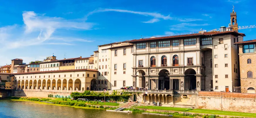 Pegado al Río Arno, destaca tanto su interesante fachada como las salas del interior.