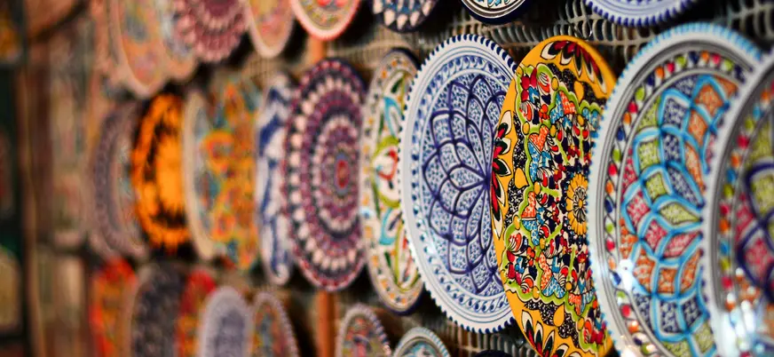 Platos de cerámica artesanal en un zoco de Meknes, Marruecos
