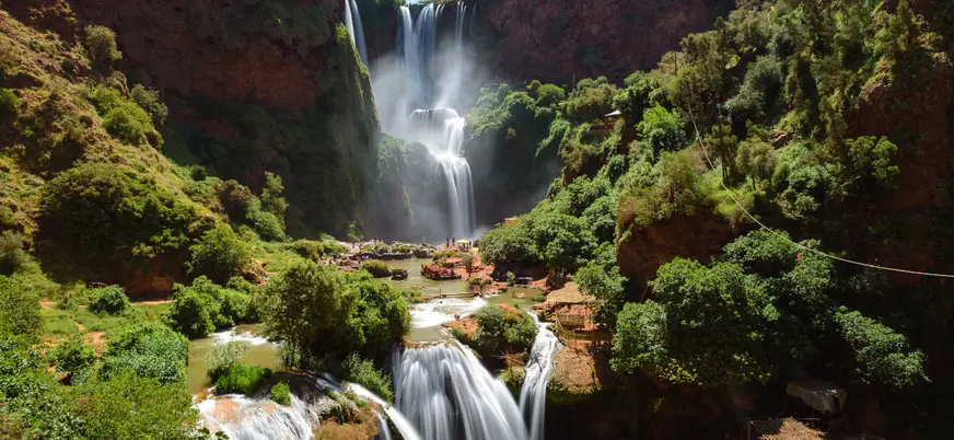 Cascadas de Ouzoud rodeadas de vegetación en las montañas del Atlas, Marruecos