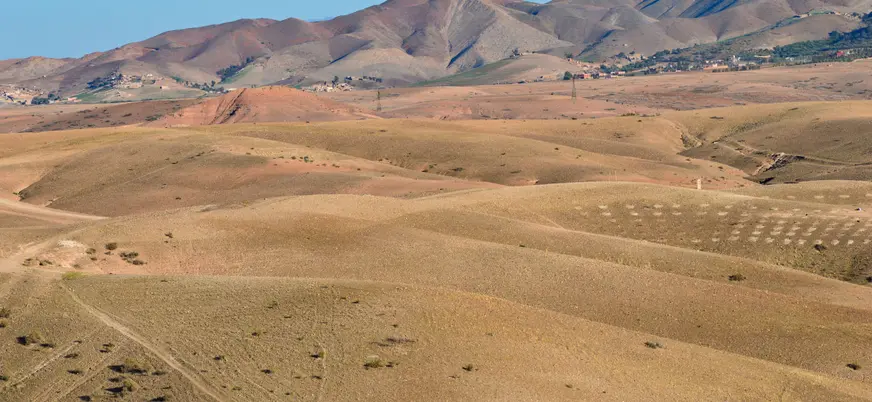 Paisaje árido del desierto de Agafay cerca de Marrakech, Marruecos