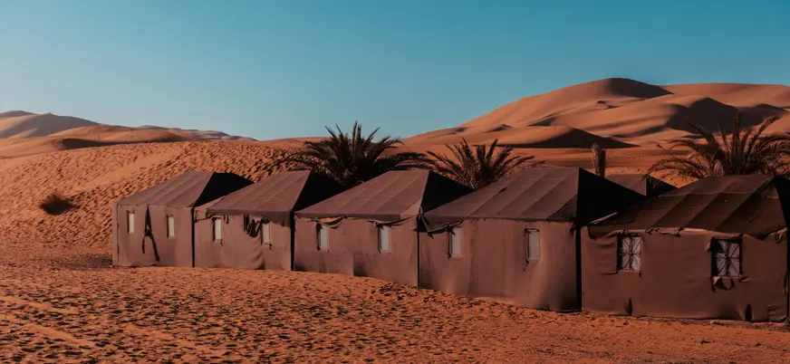 Campamento de jaimas bereberes en el desierto de Zagora, Marruecos