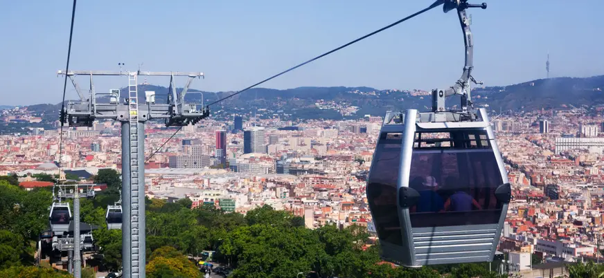 Teleférico de Montjuic con vistas panorámicas de Barcelona