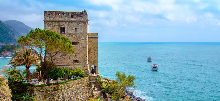 Torre y costa de Monterosso al Mare en Cinque Terre, Liguria