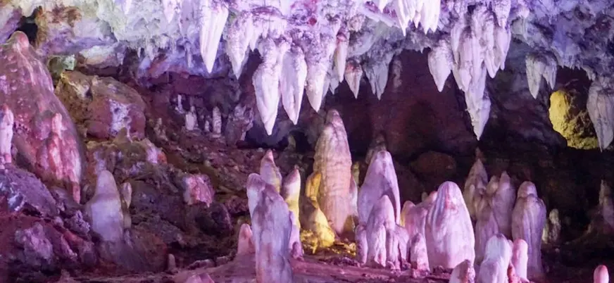 Formaciones de estalactitas y estalagmitas en la Cueva El Soplao, Cantabria.