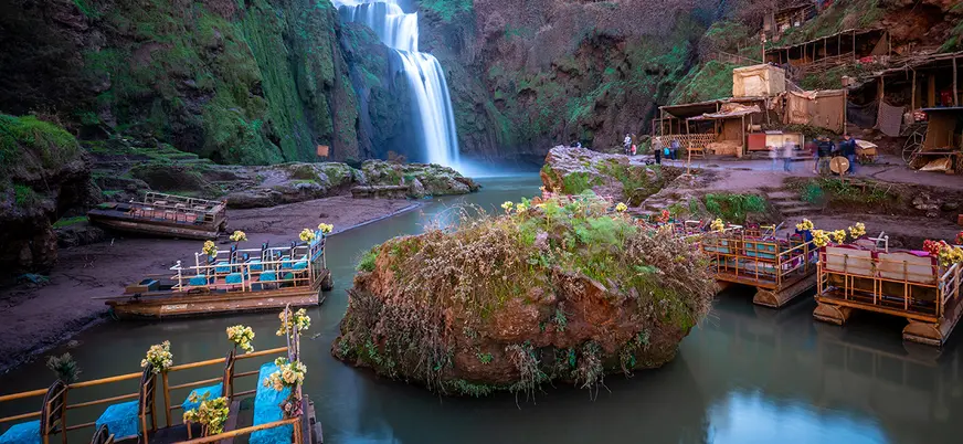 Cascadas de Ouzoud con terrazas junto al agua, cerca de Marrakech