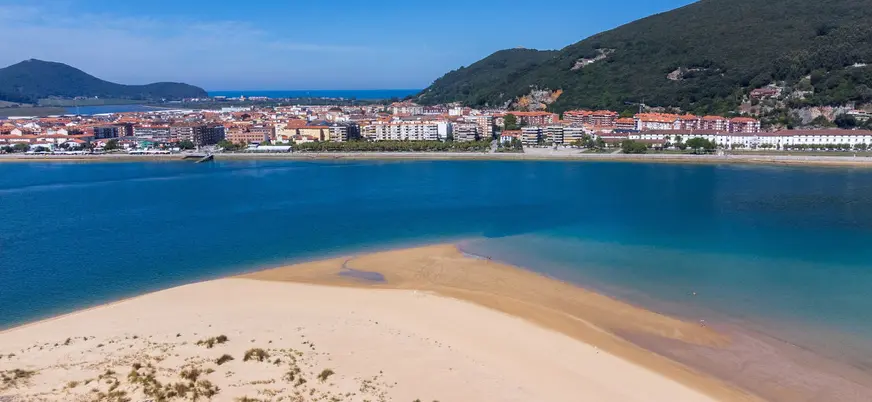 Playa y bahía de Santoña, Cantabria, vistas desde las dunas.