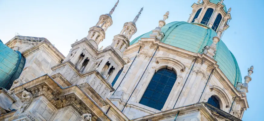 Cúpula y detalles del Duomo de Como en el centro histórico de Como