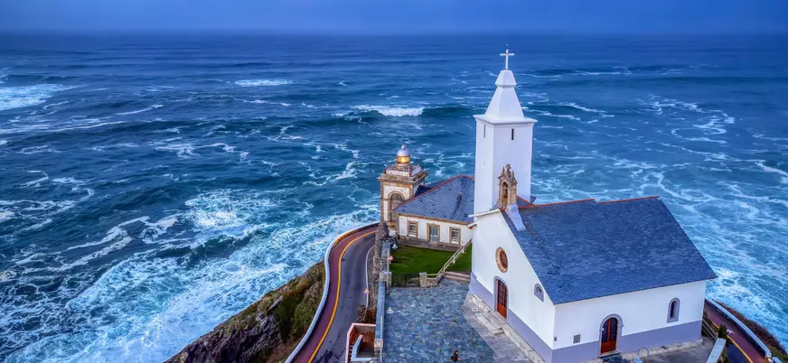 Capilla de Nuestra Señora la Blanca sobre los acantilados de Luarca, Asturias