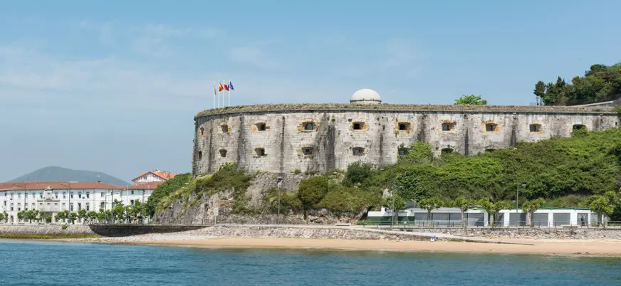 Fuerte de San Martín en la costa de Santoña, Cantabria.