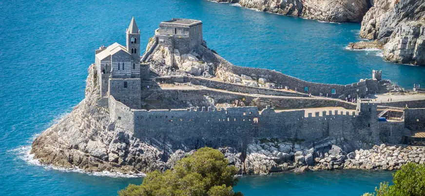 Iglesia de San Pietro y fortificaciones medievales en Portovenere, Liguria