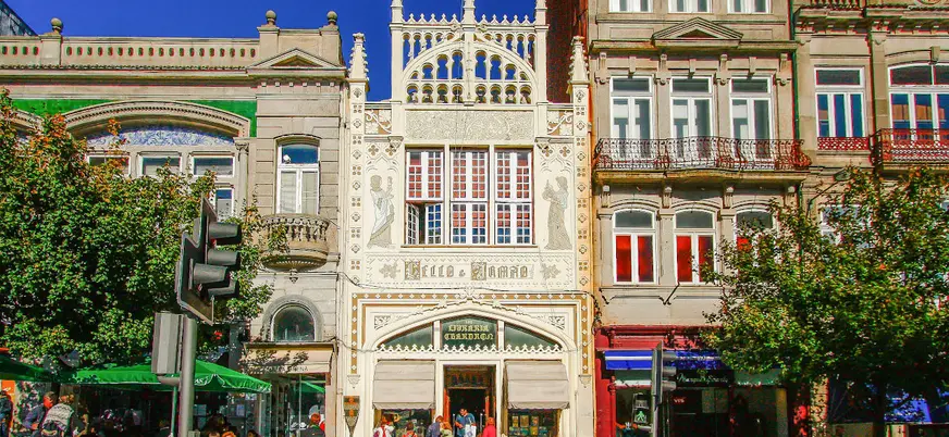 Fachada modernista de la Librería Lello, uno de los iconos más visitados de Oporto.
