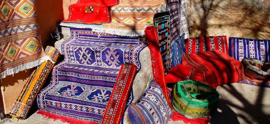 Mercado de artesanía bereber en el valle de Ourika, Marruecos