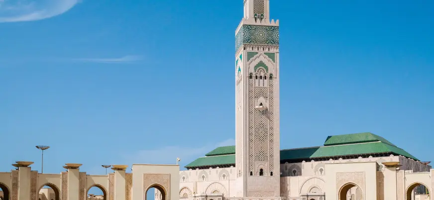 Mezquita Hassan II de Casablanca con su minarete junto al océano Atlántico