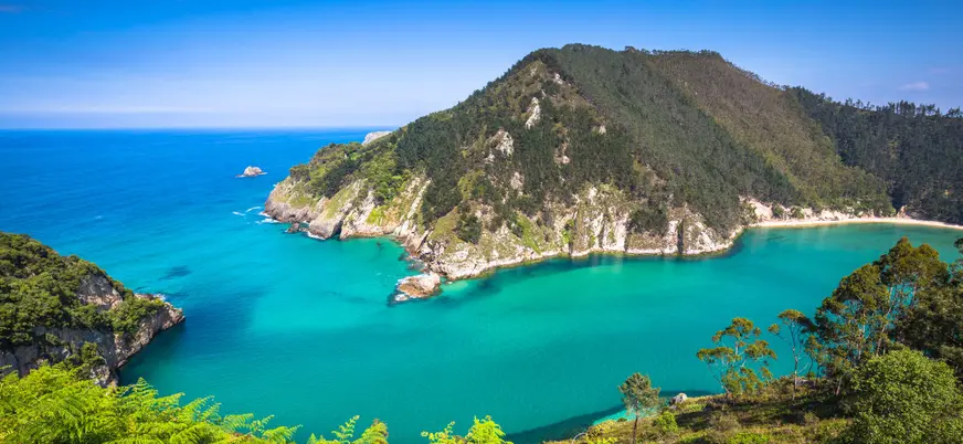 Bahía y acantilados de aguas turquesas en Pechón, Cantabria.