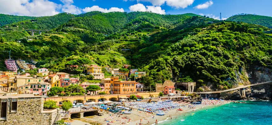 Playa y casitas de Monterosso al Mare en Cinque Terre, Liguria
