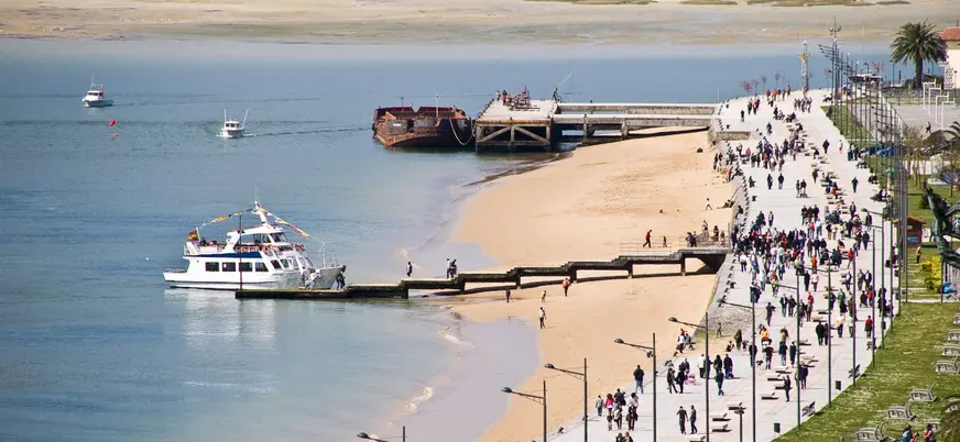 Paseo marítimo y embarcadero en la playa de Santoña, Cantabria.