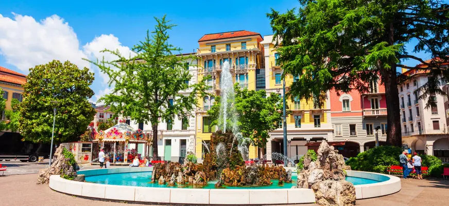 Plaza Añessando Manzoni excursión Lugano Bellagio paseo en barco Lago Como desde Como