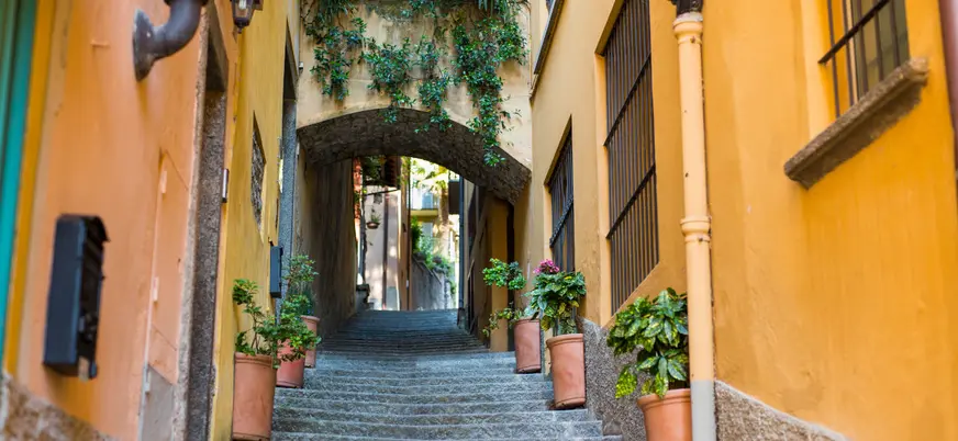 Calle empedrada con casas típicas en Bellagio, Lago de Como