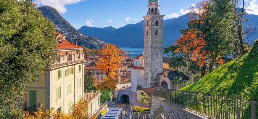 Funicular y vistas del centro histórico de Lugano, Suiza
