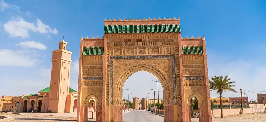 Puerta monumental de Rissani, cuna de la dinastía alauita en Marruecos