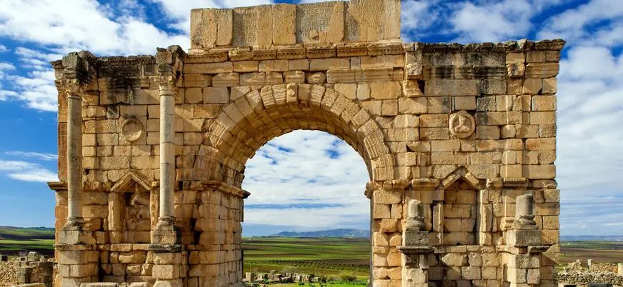 Arco romano en las ruinas de Volubilis, yacimiento arqueológico de Marruecos