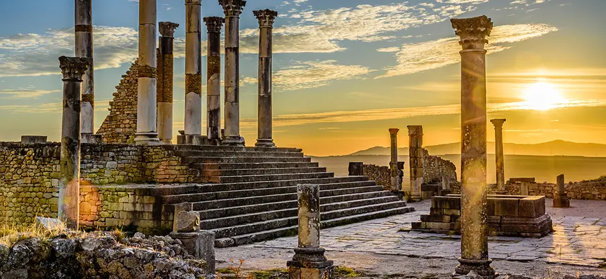 Ruinas romanas de Volubilis al atardecer en Marruecos