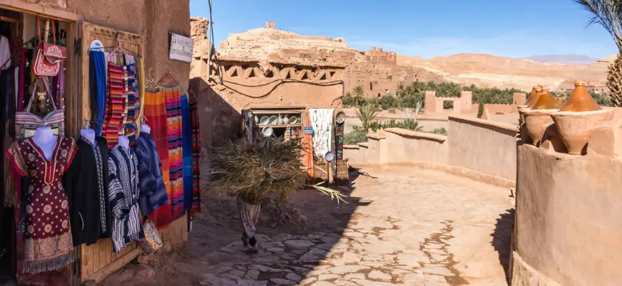Tiendas de artesanía en Ait Ben Haddou, Marruecos