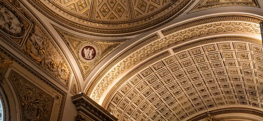 El conocimiento del guía te permitirá conocer todos los detalles del interior de la galería.