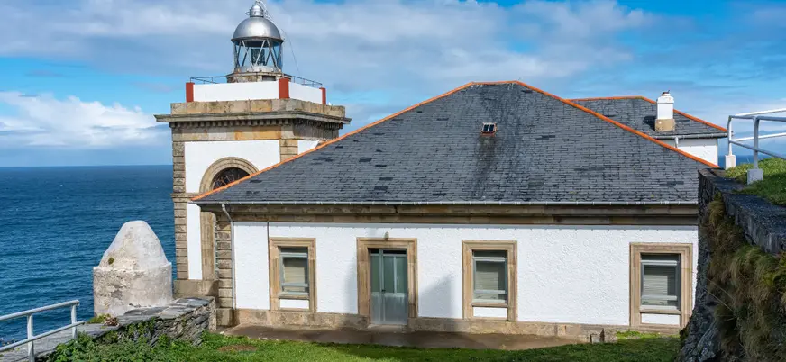 Faro de Luarca sobre los acantilados del mar Cantábrico, Asturias