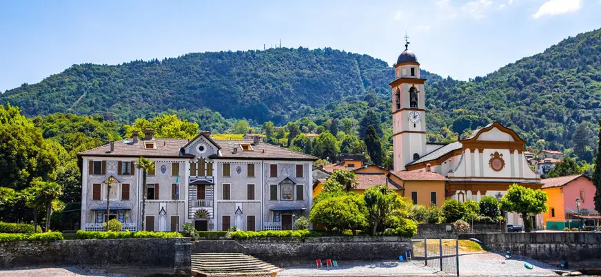 Vistas del paseo y la iglesia de Tremezzo en el Lago de Como