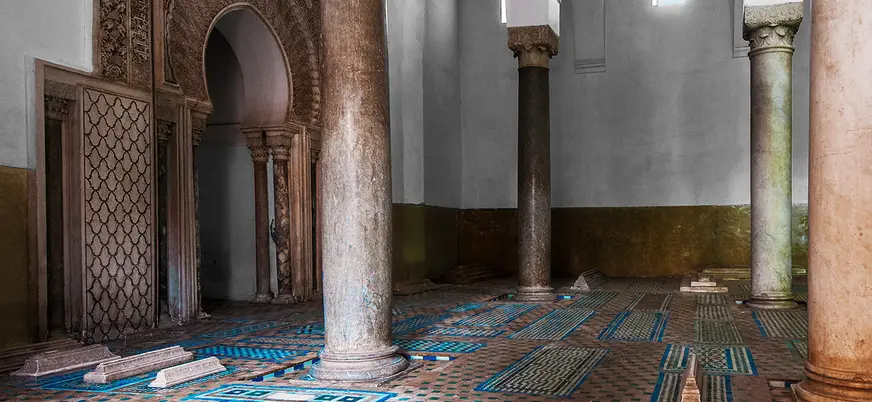 Interior de las Tumbas Saadíes en Marrakech, Marruecos