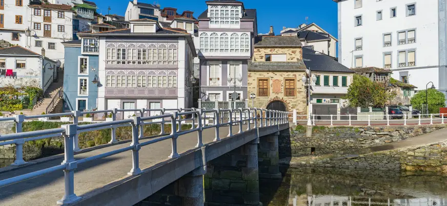 Puente del Beso en el casco histórico de Luarca, Asturias