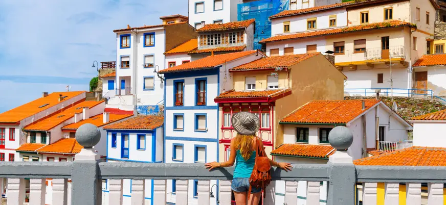 Mirador con vistas a las casas de colores de Cudillero, Asturias