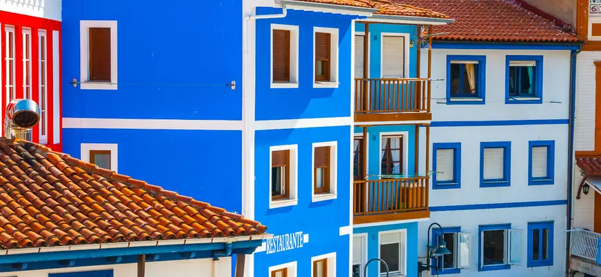 Fachadas coloridas de casas tradicionales en Cudillero, Asturias