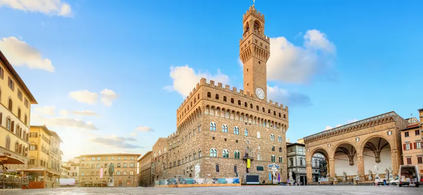 Transitaremos por la Plaza de la Signoria para observar el Palacio Vecchio.