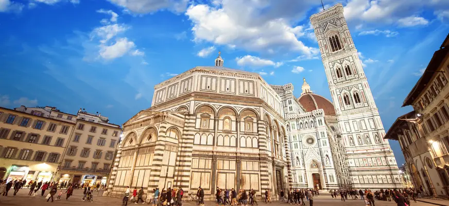 La Plaza del Duomo, en el corazón del centro histórico de Florencia, domina la catedral, el Campanile de Giotto y el Baptisterio de San Giovanni. 