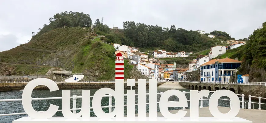 Letras de Cudillero en el puerto con vistas al pueblo, Asturias