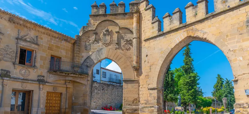 Puerta Jae Arco Villalar visita guiada Baeza con entradas
