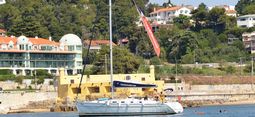Velero disfrutando del sol junto a la costa de Lisboa.
