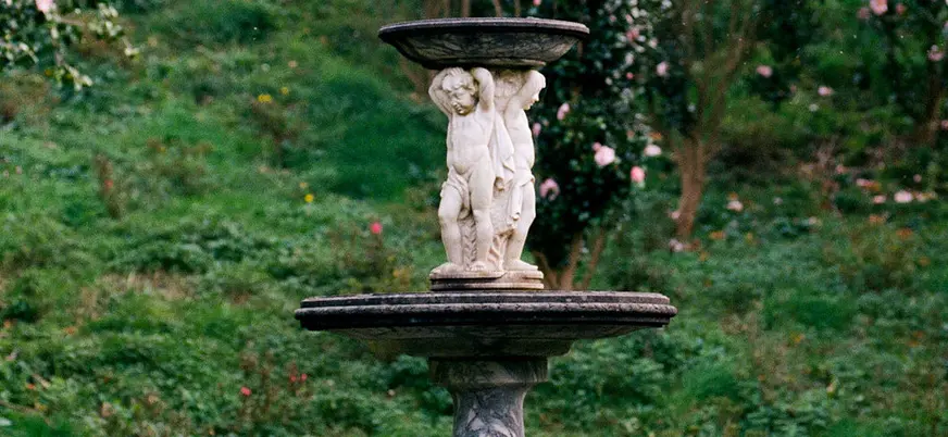 Fuente ornamental en los jardines privados de Fonte Baxa, Luarca, Asturias