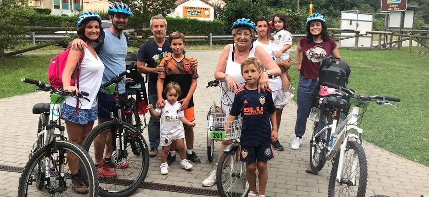 Grupo con bicicletas de alquiler en la Senda del Oso, Tuñón-Proaza
