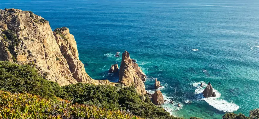Acantilados y formaciones rocosas del Cabo da Roca frente al océano Atlántico.
